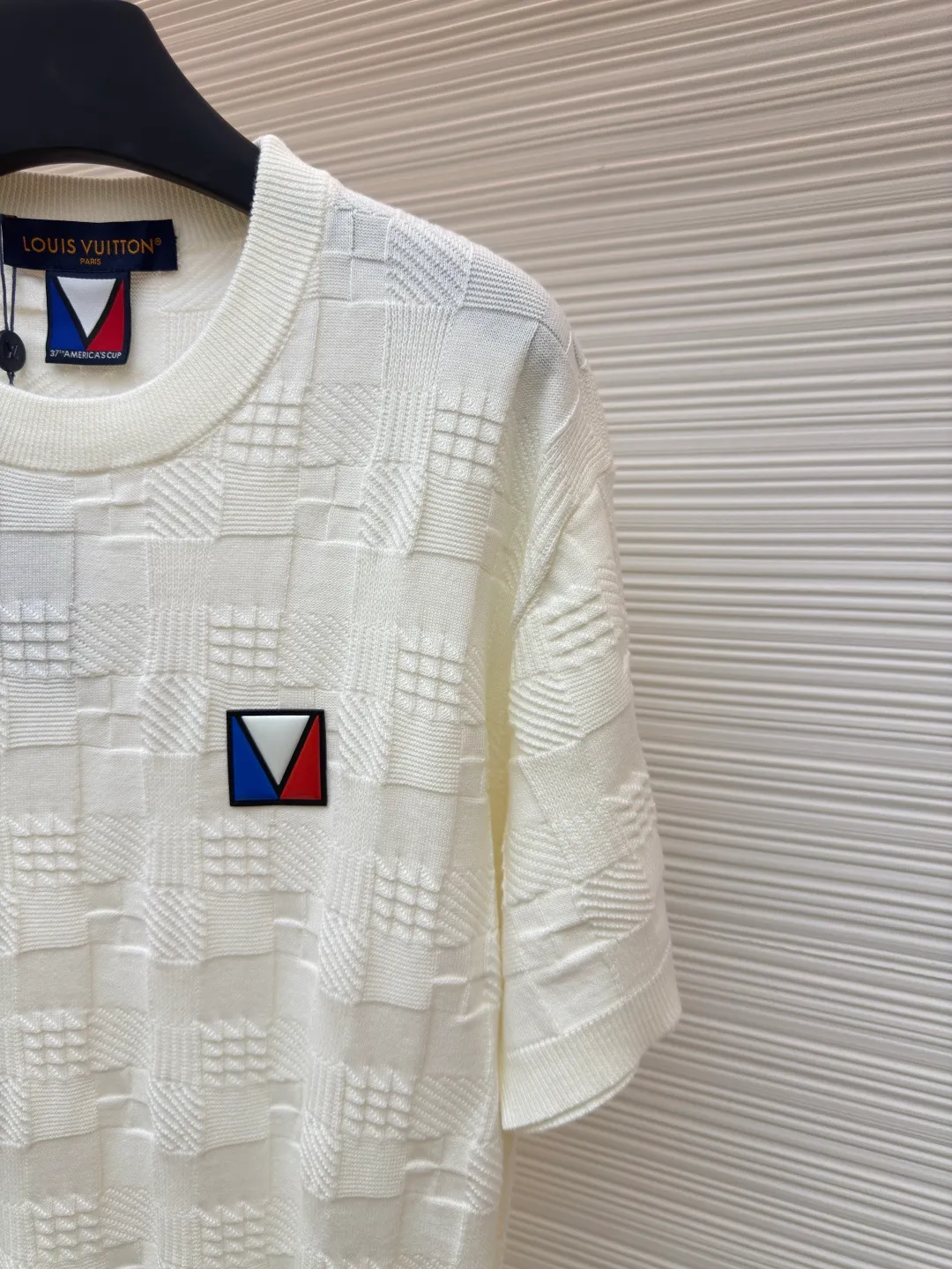 LOUIS VUITTON three-color plaid short-sleeves with rubber seal ●Authentic product: Purchased and developed at 9250 ●Item number: 1680393-A60 ●Fabric: combed cotton fabric ●Technology: knitting ●Version: fitted version ●Weight: about 310 grams ●Size: XS-S-M-L ●Description: The fabric is made of the same high-quality 101/2 count fully combed cotton as the original version and is knitted on an ultra-fine 14-needle computerized flat knitting machine. Compared with the ordinary cotton yarn version in the market, the 101/2 fully combed cotton has a more delicate texture. The raw materials The fiber reaches 25-35 mm, which makes the woven fabric more delicate, and the clothes are not easy to wrinkle, and the anti-pilling resistance can reach 4-5 levels; most clothes made of ordinary cotton yarn on the market are easy to wrinkle, and will have wrinkles after one wear, and will pill after being used a few times. The overall wiring is straight and delicate, the fabric is comfortable and soft, and the color is consistent without color difference. It can be matched with the same style to create a fashionable look and control various occasions. Customized accessories, complete with three standards, same style for men and women!